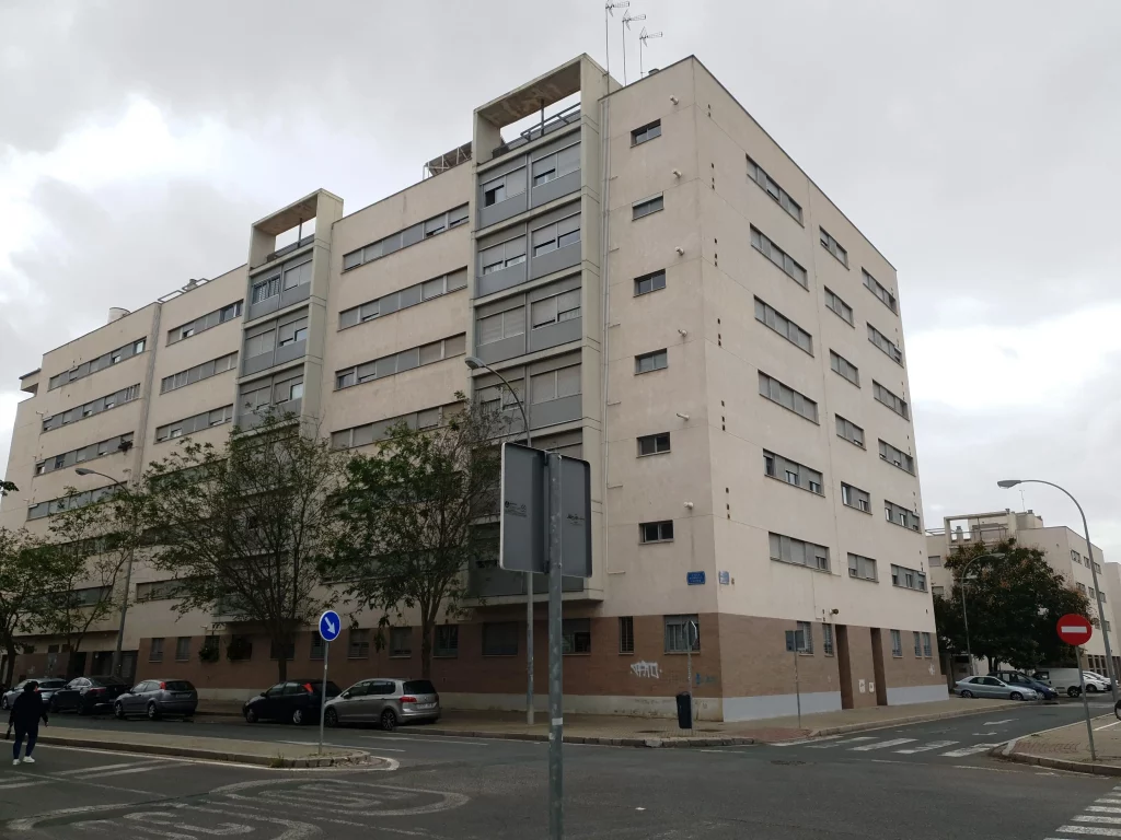 barriada de pino montano en las estrellas nuevas una fachada tipica de los edificios modernos del barrio