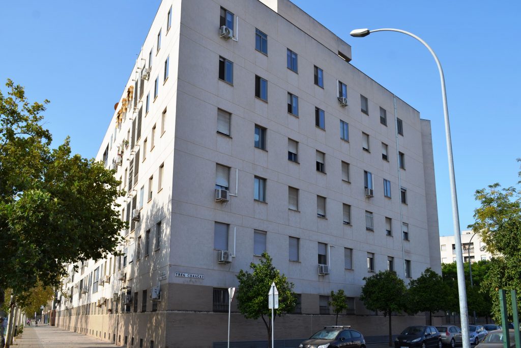 Comprar o vender una Vivienda de Protección Oficial (VPO) en Sevilla: Guía actualizada 2025una imagen que representa un edificio de los barrios de sevilla con mas viviendas de proteccion oficial.