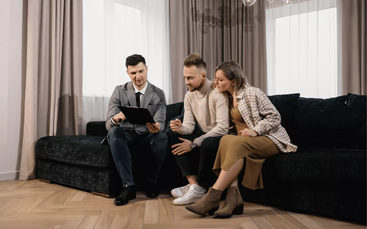 Un asesor inmobiliario presentando documentos de oferta, ofreciendo asesoramiento profesional en cada paso del proceso