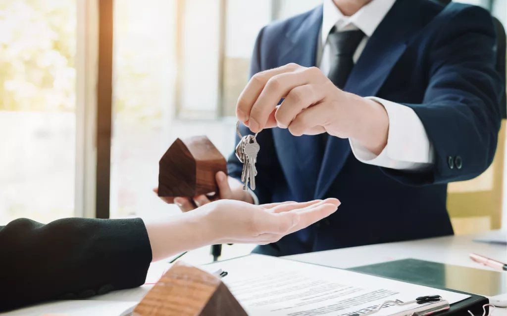 Una imagen de un contrato de arras y una notaria, resaltando la importancia de una transacción sin problemas